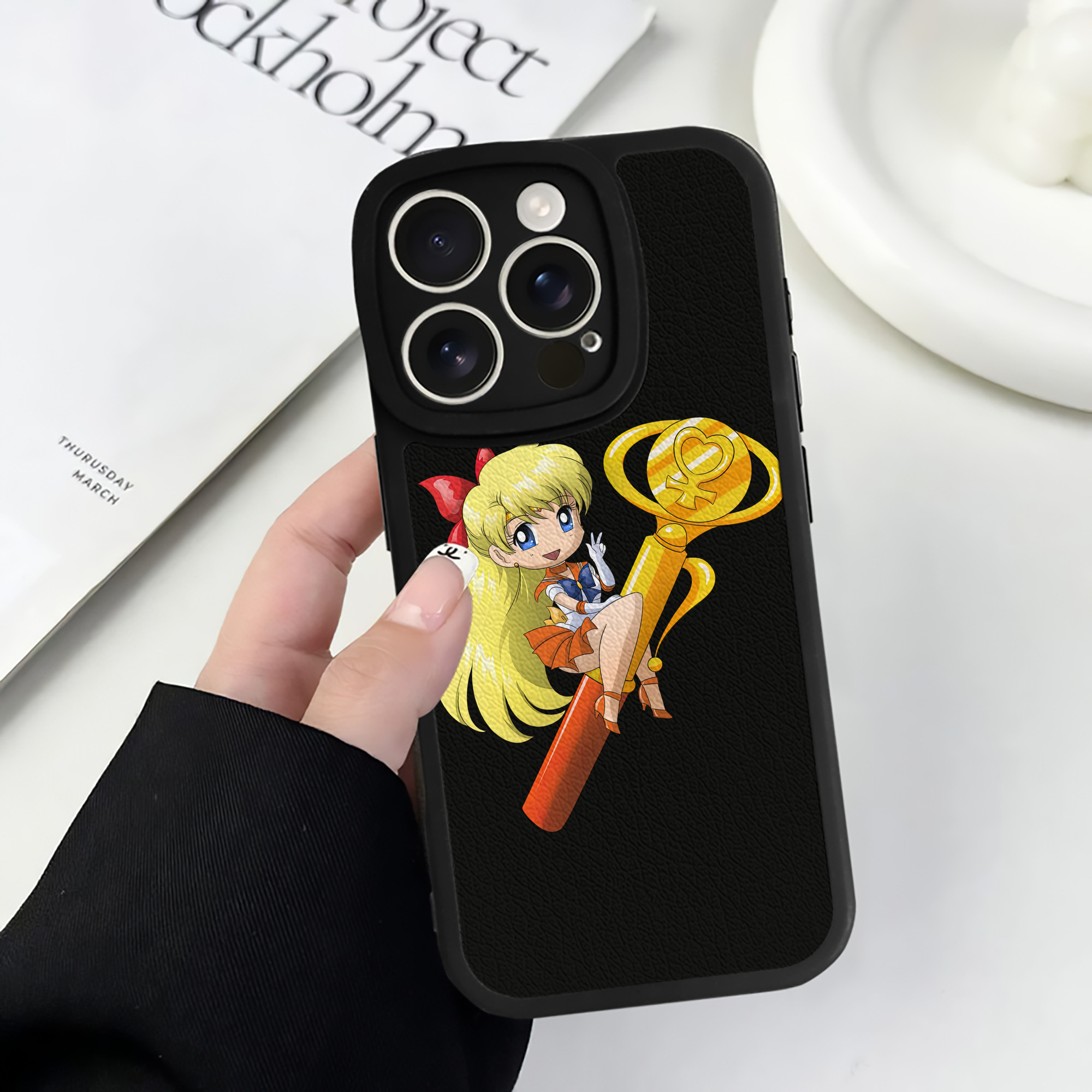（画像用） 美少女戦士セーラームーン 愛野 美奈子 あいの みなこ Sailor Moon Aino Minako 【iPhone 16シリーズ対応】シリコンスマホケース（レザー調） 材質：シリコン